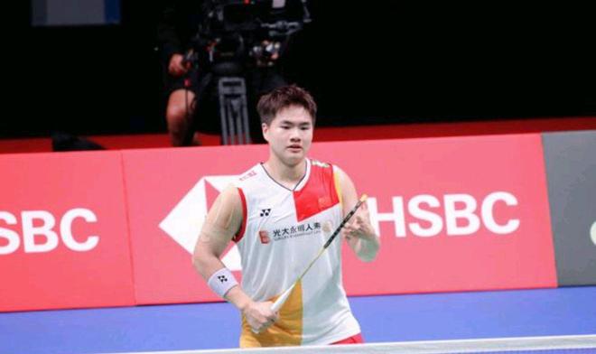 皇马因战术分歧和防守问题表现不稳定，哈维·阿隆索与球员矛盾缓和但压力仍大，需加速抢分以夺冠。