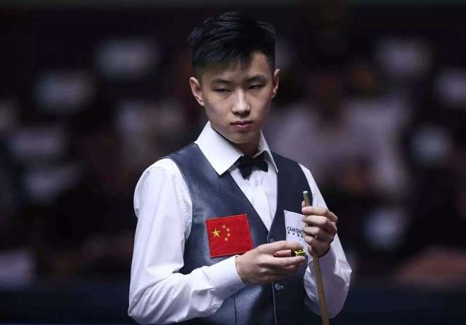 支持球队！欧文坐在场边观看独行侠对阵湖人的比赛