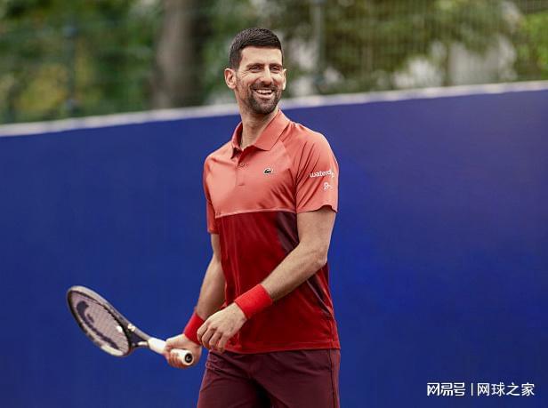 中场核心破门后致敬球迷，感人一幕